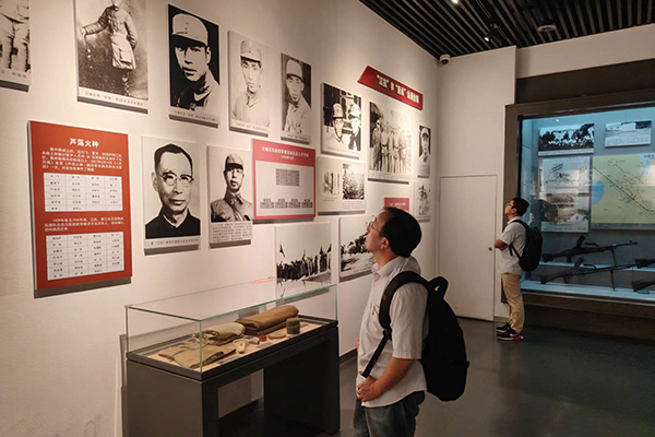 支部副書記袁海軍在駐足認真學習 /cxyq/20240924101022-FkU0Osk1xWOKBHnXoH9c20ryqQyM.jpg