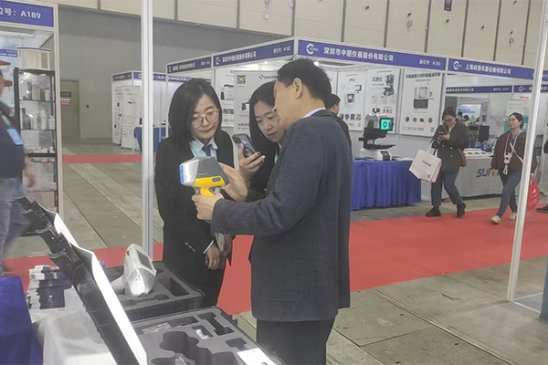 為嘉賓演示手持式光譜儀檢測(cè) /cxyq/20250328100157-Ftkz7cnzbkYlry6x9p7K12HINpl7.jpg