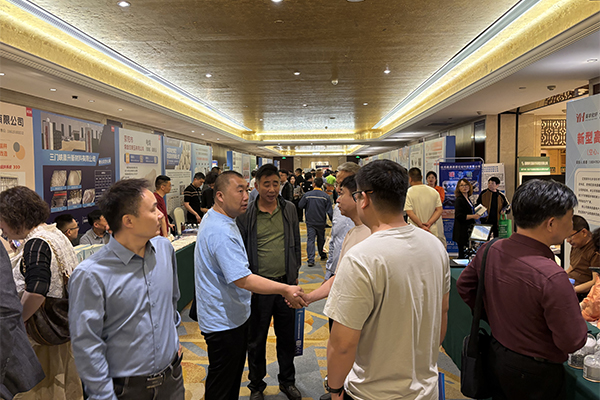 展會(huì)現(xiàn)場人頭攢動(dòng) /cxyq/20250416145851-FtgxJtTBd0plBXoCu0385BC3koGe.jpg